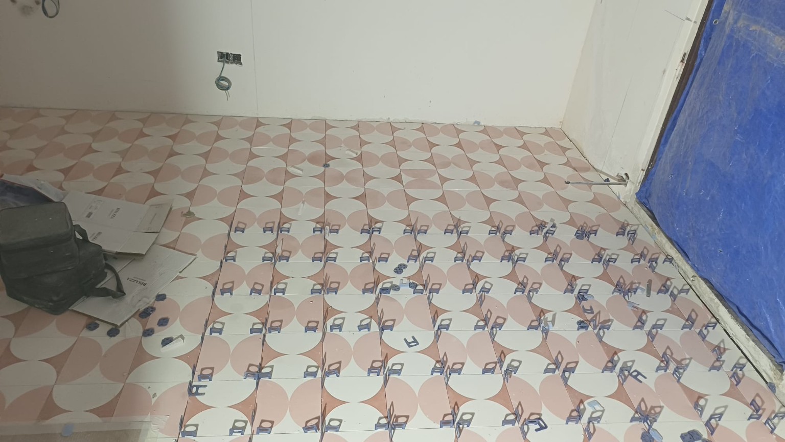 Pavimento hidráulico geométrico en fase de colocación
